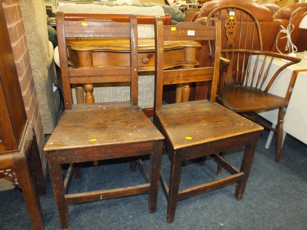 A PAIR OF ANTIQUE OAK DINING CHAIRS