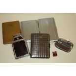 A COLLECTION OF CIGARETTE CASES TO INCLUDE A SILVER PLATED EXAMPLE TOGETHER WITH THREE VINTAGE