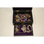 AN ANTIQUE JEWELLERY BOX CONTAINING COSTUME JEWELLERY ETC TO INCLUDE A MILLIFIORE STYLE BRACELET,