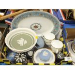 A COLLECTION OF ASSORTED WEDGWOOD CERAMICS TO INCLUDE A BLUE FLORENTINE MEAT PLATE, JASPERWARE,