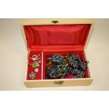 A BOX OF COSTUME JEWELLERY TO INCLUDE BROOCHES