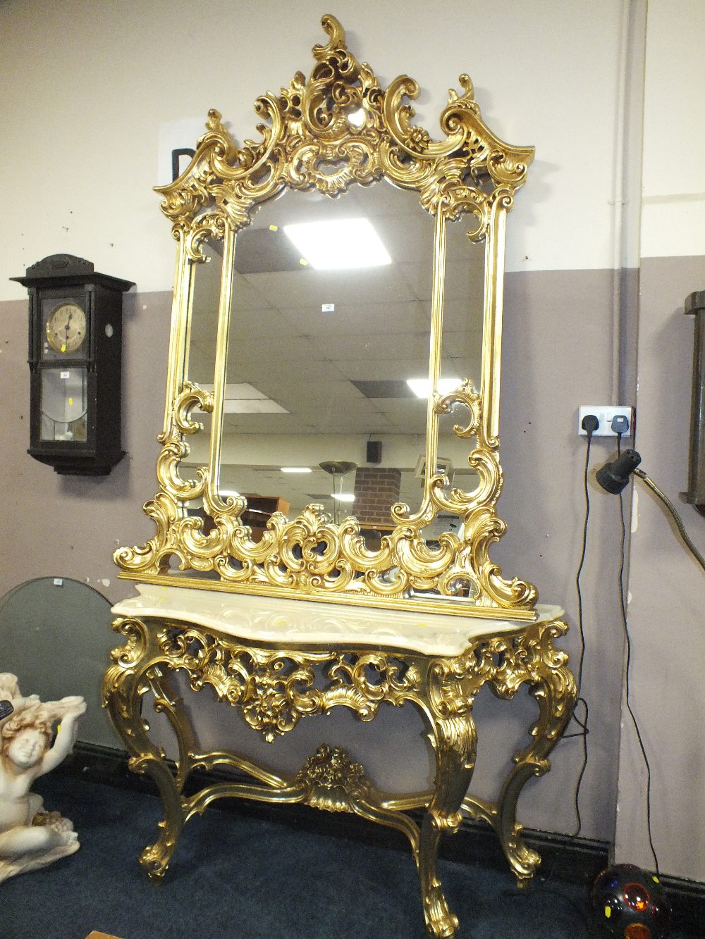 A LARGE GILTWOOD MARBLE TOPPED CONSOLE TABLE WITH MIRROR - OVERALL H 276 CM, W 160 CM