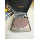 A VINTAGE COLUMBIA WIND UP GRAMOPHONE