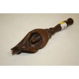 AN UNUSUAL CARVED BLACK FOREST STYLE SQUIRREL SHAPED NUT CRACKER