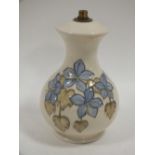 A FLORAL MOORCROFT CERAMIC TABLE LAMP