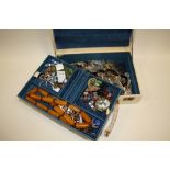 A BOX OF COSTUME JEWELLERY TO INCLUDE VINTAGE EXAMPLES