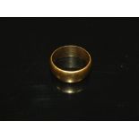 A HALLMARKED 22 CARAT GOLD WEDDING BAND