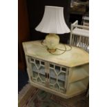 A CHINESE STYLE TELEVISION CABINET AND A TABLE LAMP (2)