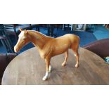 A BESWICK PALOMINO HORSE, STAMPED BESWICK ENGLAND, APPROX H 28 CM