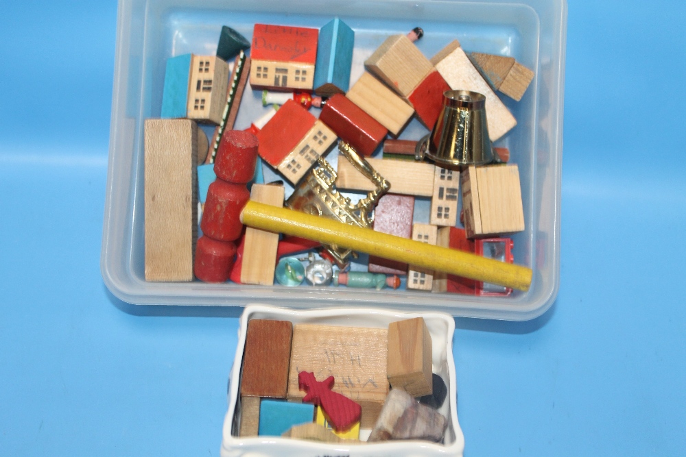 A SMALL COLLECTION OF VINTAGE BUILDING BLOCKS ETC