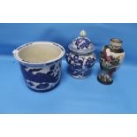 AN COLLECTION OF ORIENTAL STYLE CHINA TO INCLUDE BLUE AND WHITE GINGER JAR DECORATIVE VASE AND