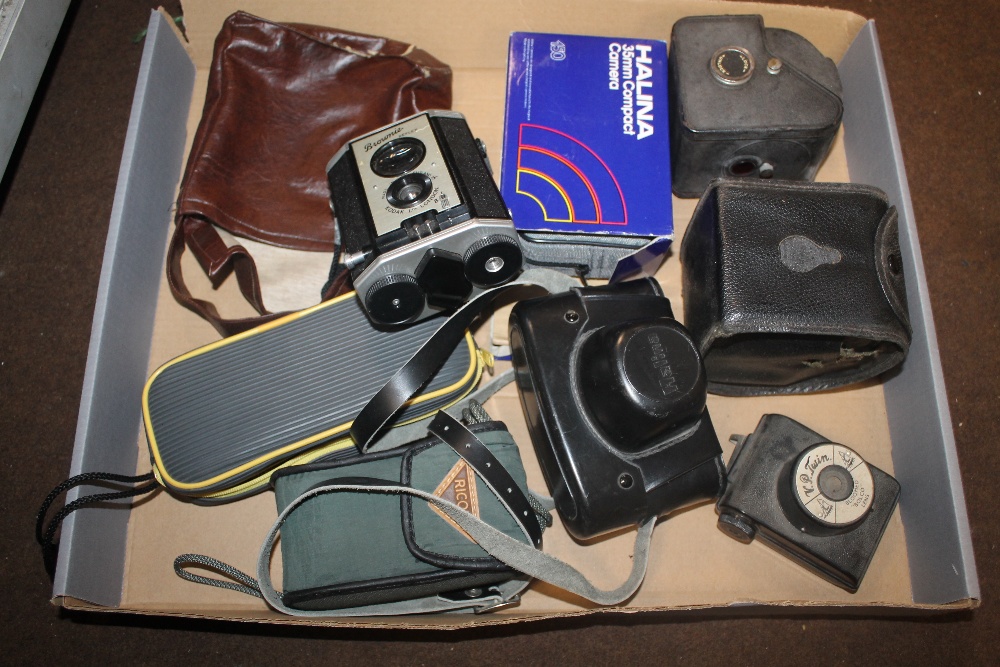 A SMALL QUANTITY OF CAMERAS TO INCLUDE HALINA BROWNIE REFLEX ETC