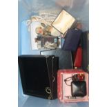 A QUANTITY OF ASSORTED COSTUME JEWELLERY