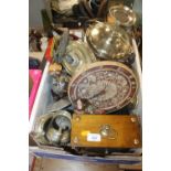 A TRAY OF ASSORTED METALWARE TO INCLUDE SILVER PLATE ETC