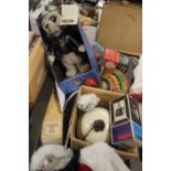 A TRAY OF ASSORTED SUNDRIES TO INCLUDE A VINTAGE SPINNING TOP, A BOXED COMPARE THE MARKET MEERCAT