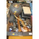 A TRAY OF ASSORTED METALWARE, TO INCLUDE CASED FLATWARE, COPPER KETTLE ETC