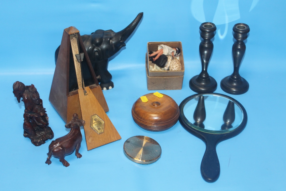 A BOX OF COLLECTABLES, TO INCLUDE A METRONOME, CARVED FIGURES ETC