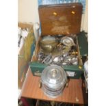 A QUANTITY OF ASSORTED METALWARE TO INCLUDE FLATWARE, LIDDED ICE BUCKET ETC