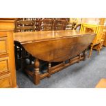 A LARGE OAK WAKE GATE LEG TABLE H - 75 W - 228 CM