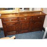 A QUALITY OAK DRESSER WITH THREE DRAWERS ABOVE CUPBOARDS H - 83 W - 166 D - 47 CM