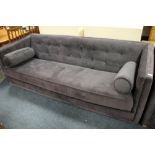 A LARGE MODERN UPHOLSTERED SETTEE W - 210 CM