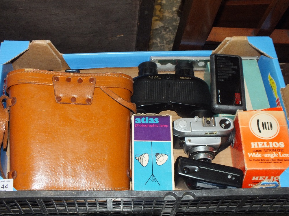 A TRAY OF VINTAGE BINOCULARS, CAMERAS AND ACCESSORIES ETC