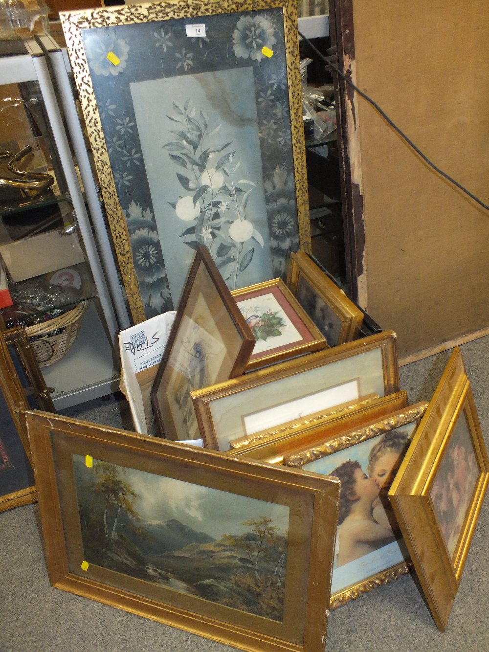 A LARGE QUANTITY OF ASSORTED PRINTS TO INCLUDE GILT FRAMED EXAMPLES