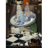 A TRAY OF CERAMIC FIGURES TO INCLUDE A HEREND OF HUNGARY CAT FIGURE, TREEN PLAQUES ETC