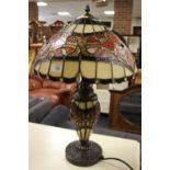 A MODERN TIFFANY STYLE TABLE LAMP H-54 CM