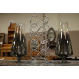 A PAIR OF MODERN TALL VASES TOGETHER WITH A WINE RACK H - 54 CM ( 3 )