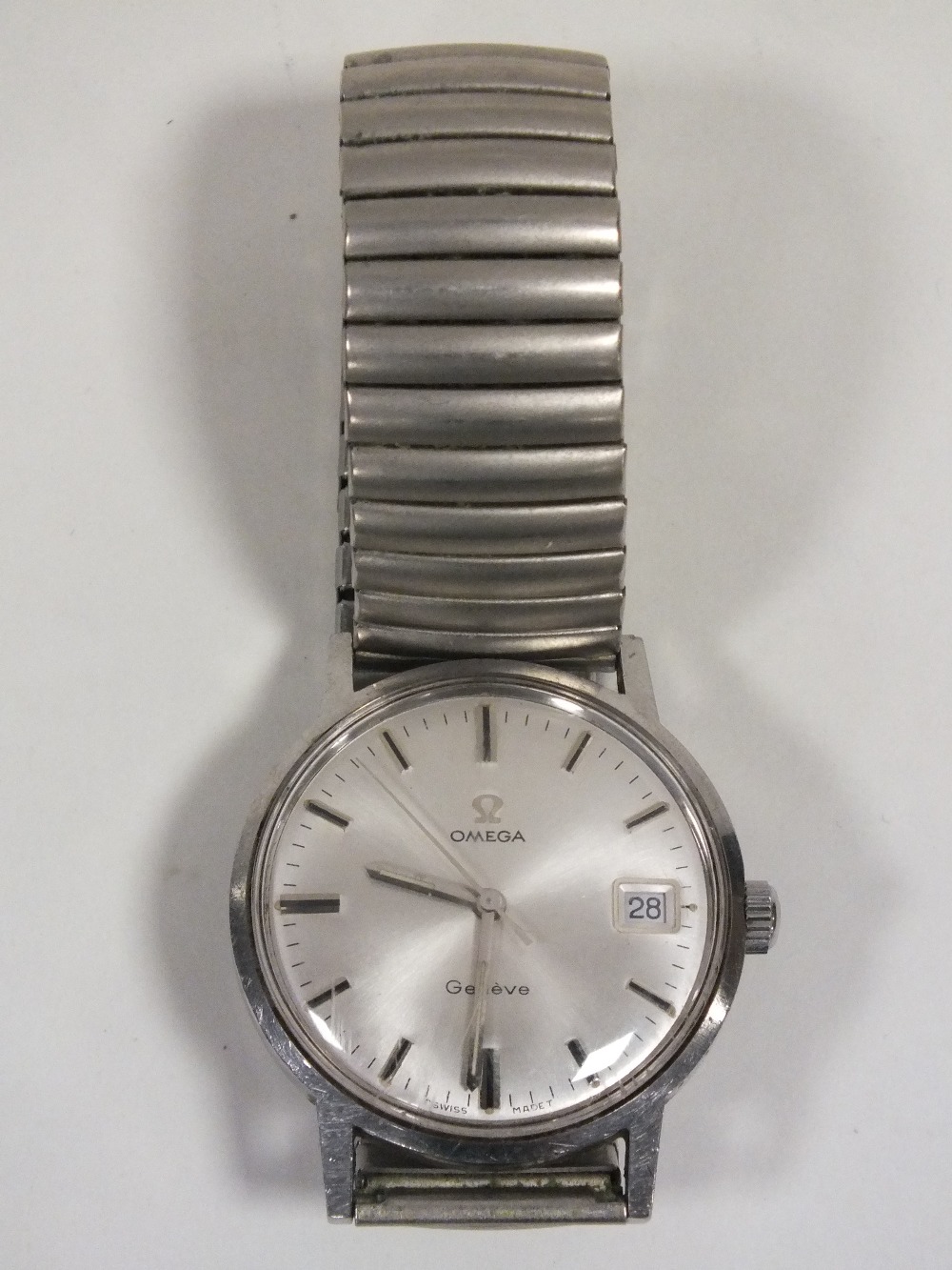 A GENTS OMEGA GENEVE STAINLESS STEEL WRISTWATCH ON EXPANDABLE STRAP