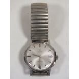 A GENTS OMEGA GENEVE STAINLESS STEEL WRISTWATCH ON EXPANDABLE STRAP