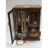 A JEWELLERY BOX CONTAINING ASSORTED COSTUME JEWELLERY, RINGS ETC