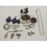 A BAG OF JEWELLERY AND COLLECTABLES TO INCLUDE SILVER EXAMPLES, BROOCHES ETC