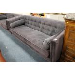 A LARGE MODERN UPHOLSTERED SETTEE W - 210 CM