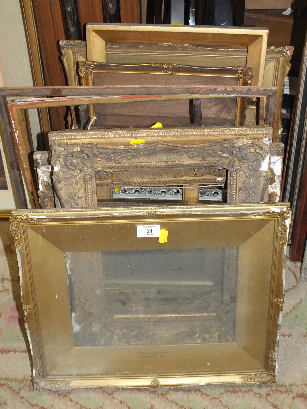 A COLLECTION OF 19TH / 20TH CENTURY GILT PICTURE FRAMES (15)