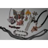 A COLLECTION OF MODERN DESIGNER COSTUME BROOCHES AND JEWELLERY, to include a selection of Butler and
