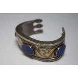 A WHITE METAL LAPIZ LAZULI SET BANGLE, W 7 cm