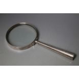 A HALLMARKED SILVER MAGNIFYING GLASS - CHESTER 1902, L 19.5 cm