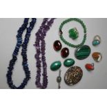 A COLLECTION OF AGATE JEWELLERY ITEMS TO INCLUDE SILVER EXAMPLES, comprising a Lapis Lazuli