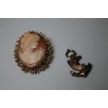 A HALLMARKED 9CT GOLD PORTRAIT CAMEO BROOCH, the carved oval cameo set within a gold mount having