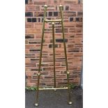 AN EDWARDIAN BRASS PICTURE EASEL, H 156 cm, top edge W 23 cm, bottom edge W 60 cm