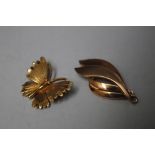 TWO 9CT GOLD BROOCHES, comprising a butterfly brooch, W 2.5 cm, plus a leaf brooch, total