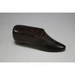 A ROSEWOOD NOVELTY SHOE SNUFF, W 8 cm