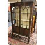 AN EARLY 20TH MAHOGANY DISPLAY CABINET, raised on slender cabriole legs, H 168 cm, W 91 cm, D 34 cm