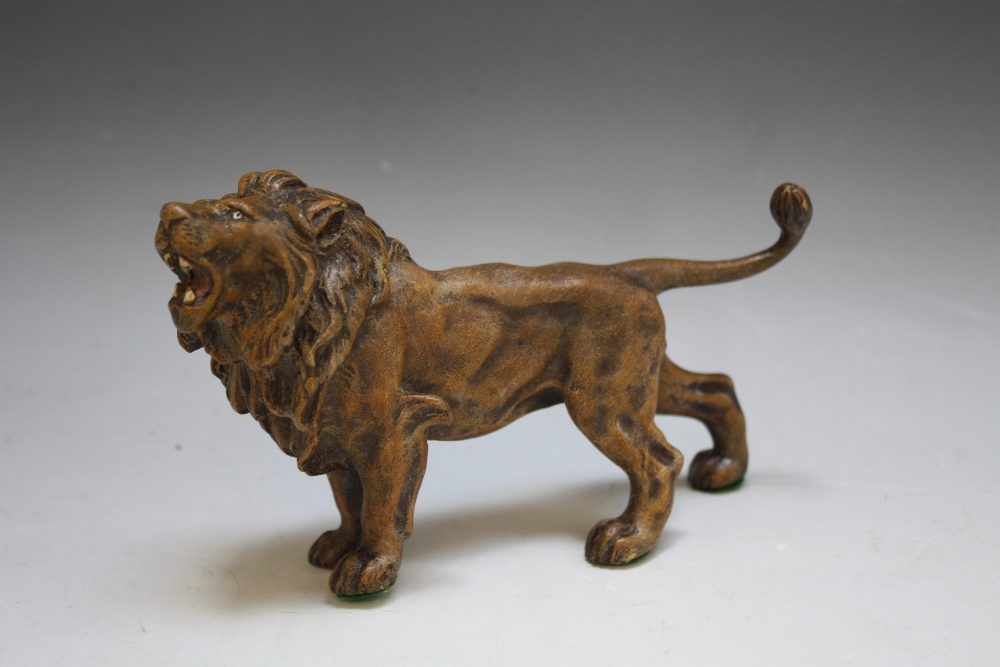 A VIENNESE TYPE COLD PAINTED BRONZE OF A LION, W 15 cm