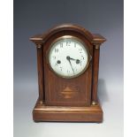 AN EARLY 20TH CENTURY GERMAN MANTEL CLOCK, the case with inlaid decoration, circular dial with