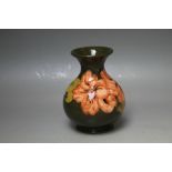 A MOORCROFT HIBISCUS SQUAT VASE, H 13.5 cm