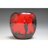 A PEGGY DAVIS LIMITED EDITION OF 100 RUBY FUSION VASE - THE GOLFER, H 19 cm