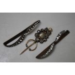 A LATE 19TH / EARLY 20TH CENTURY GILT METAL DIAMOND AND PEARL SET DECORATIVE HAIRPIN, with